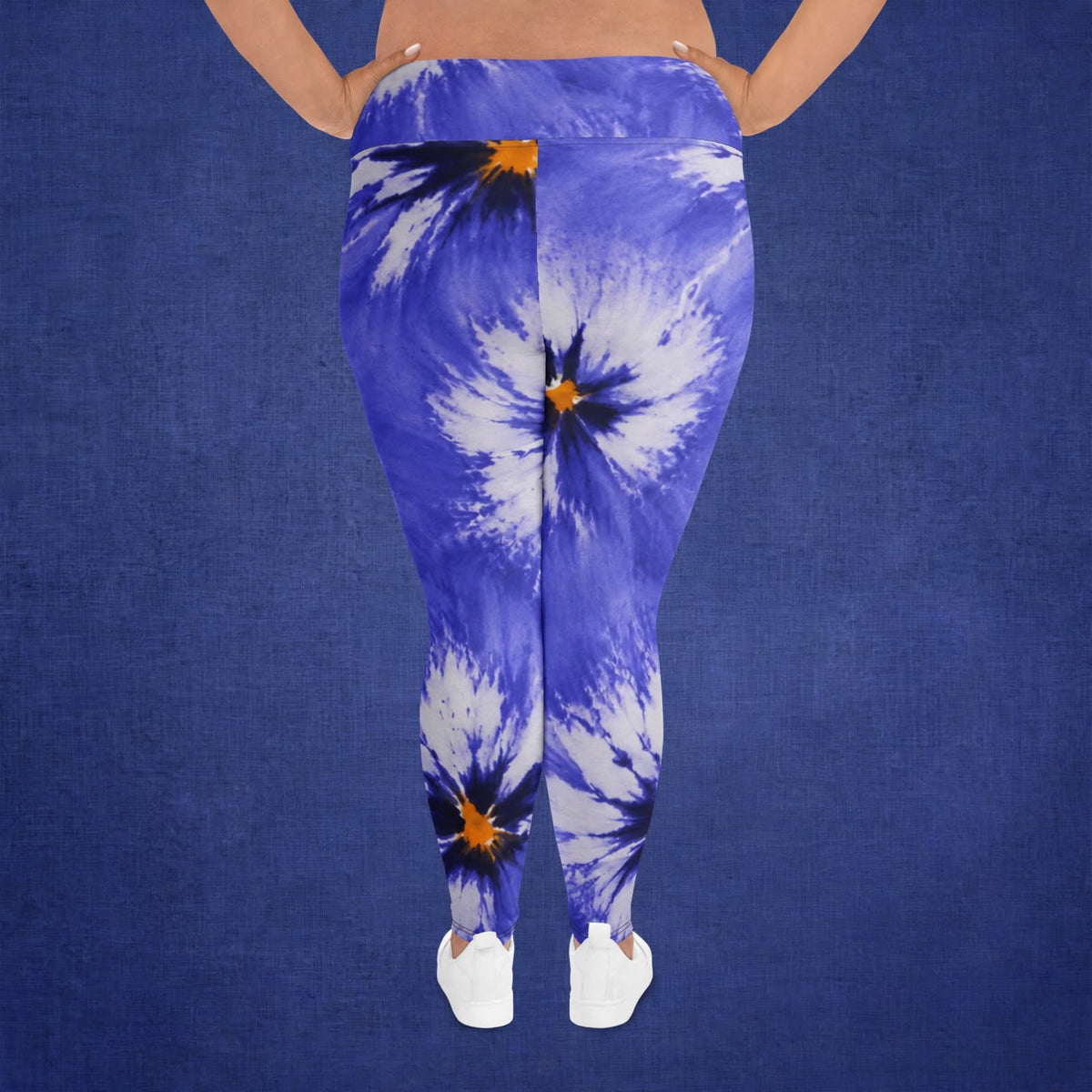 Plus-size model wearing Sorbet Delft Blue leggings against a blue backdrop.